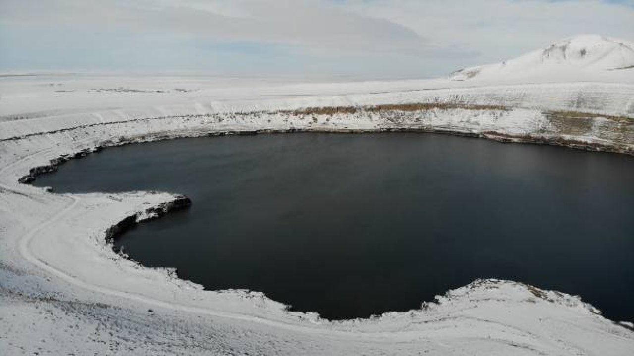 Acıgöl krater gölünden kar manzaraları