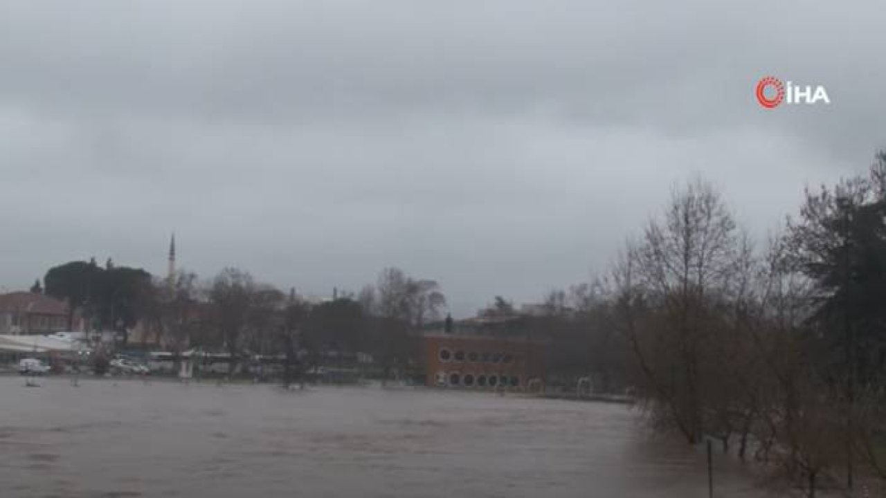 Çanakkale’de Kocabaş Çayı Taştı, Araçlar Sular Altında Kaldı