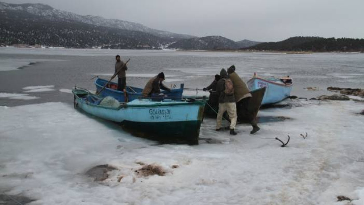 Donan gölde adada mahsur kalan besiciler, dönüş yolunda tekneleri buzlar arasında sıkışınca kurtarıldı