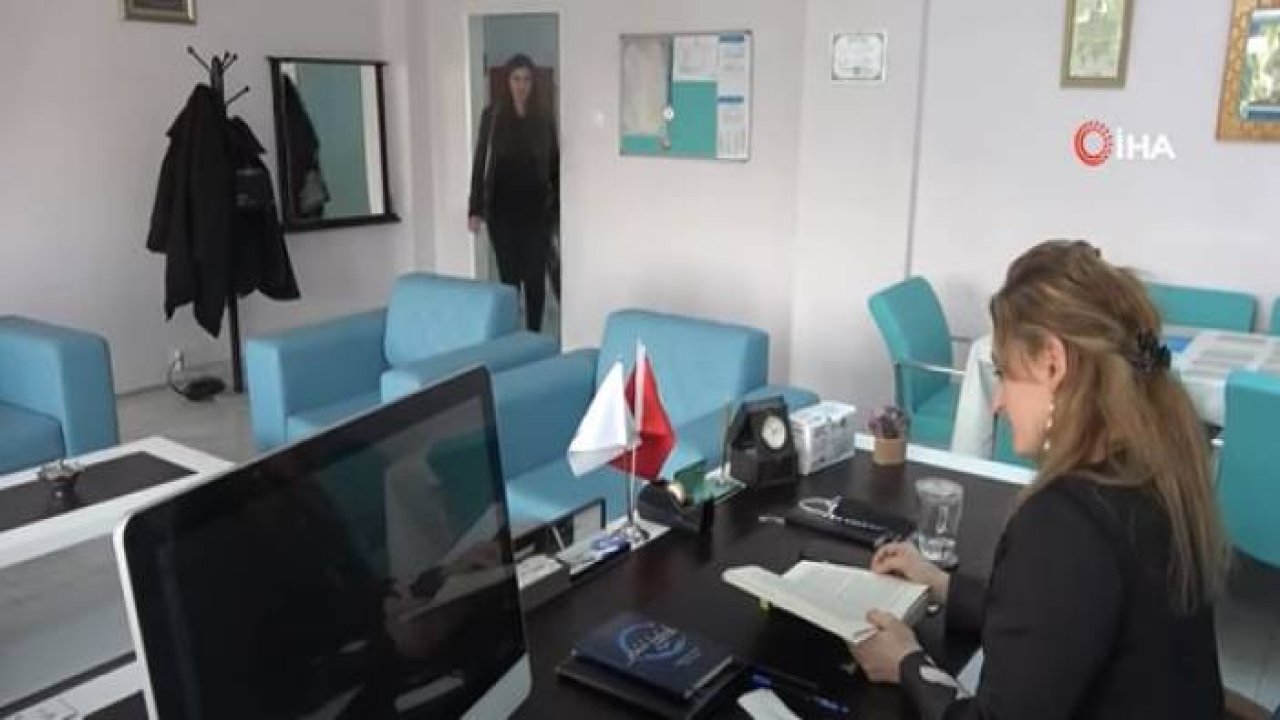 Öğrencilerinin 10 Yıl Önce Kendilerine Yazdıkları Mektupları Ulaştırıyor