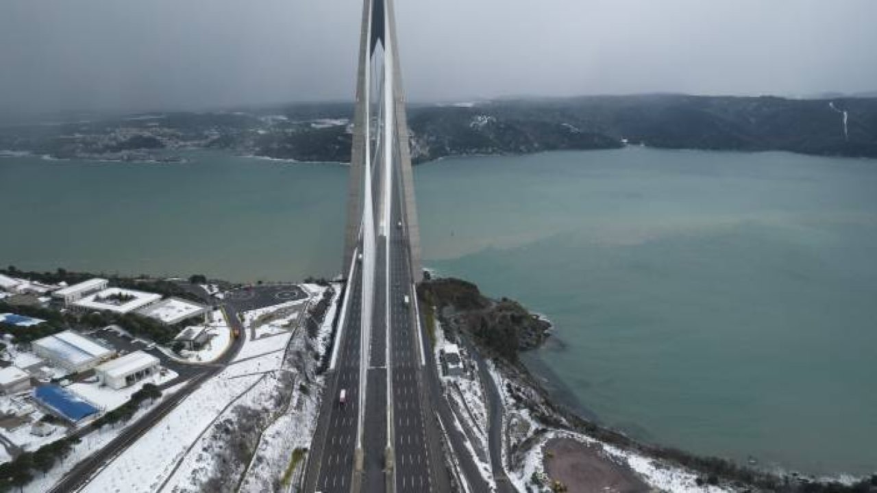 İstanbul Boğazı'nda kar manzarası
