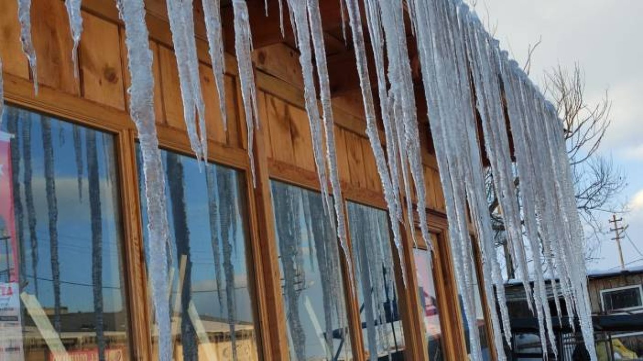 Dev buz sarkıtları görenleri hayrete düşürdü