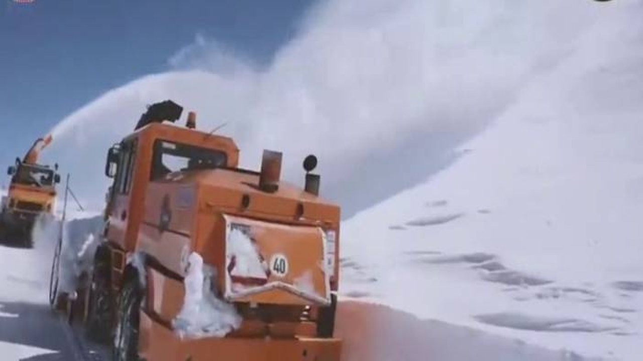 Erzurum-Tekman yolu 3 bin rakımda karla mücadele