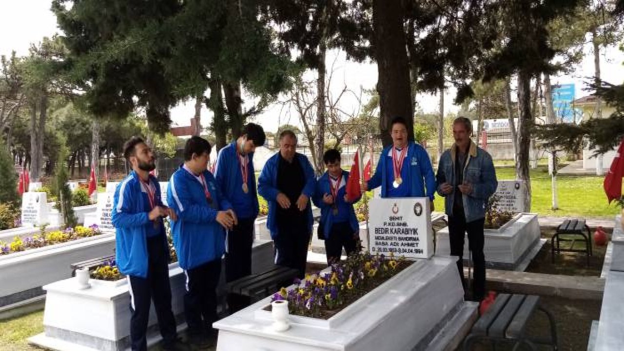 Madalyaları aldılar şehit ailesine koştular