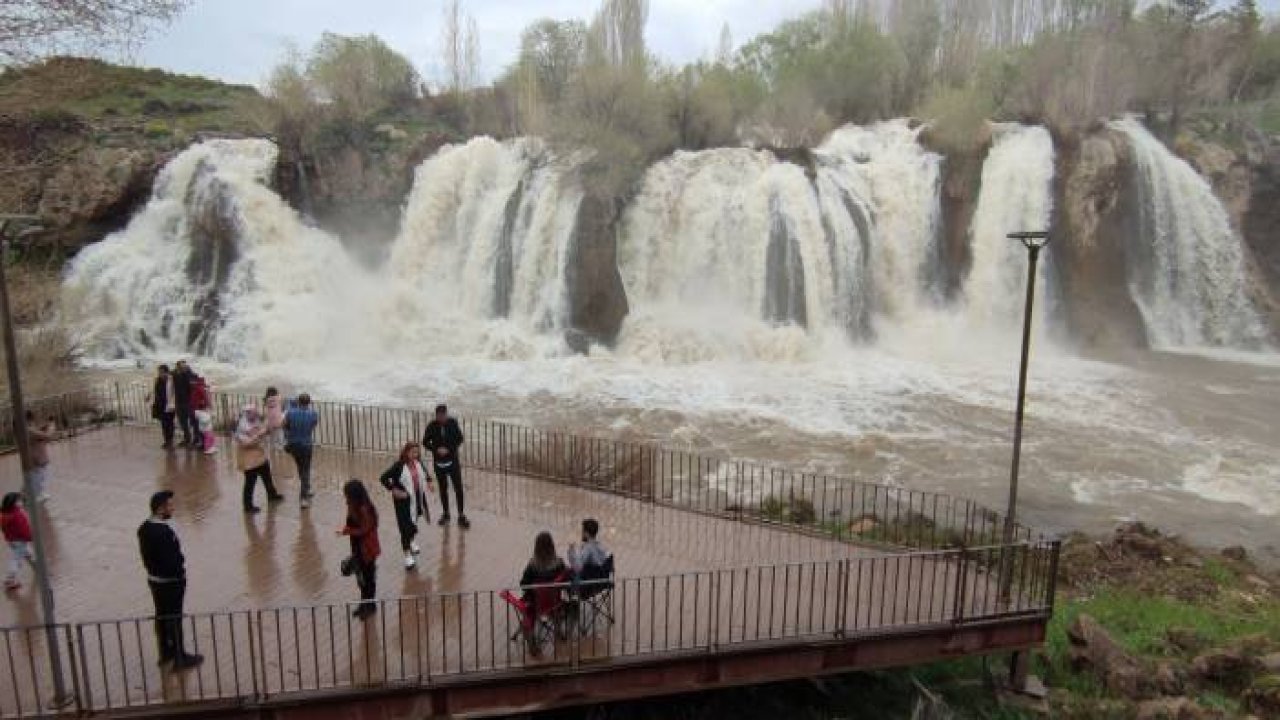 Muradiye Şelalesi'nde hafta sonu yoğunluğu