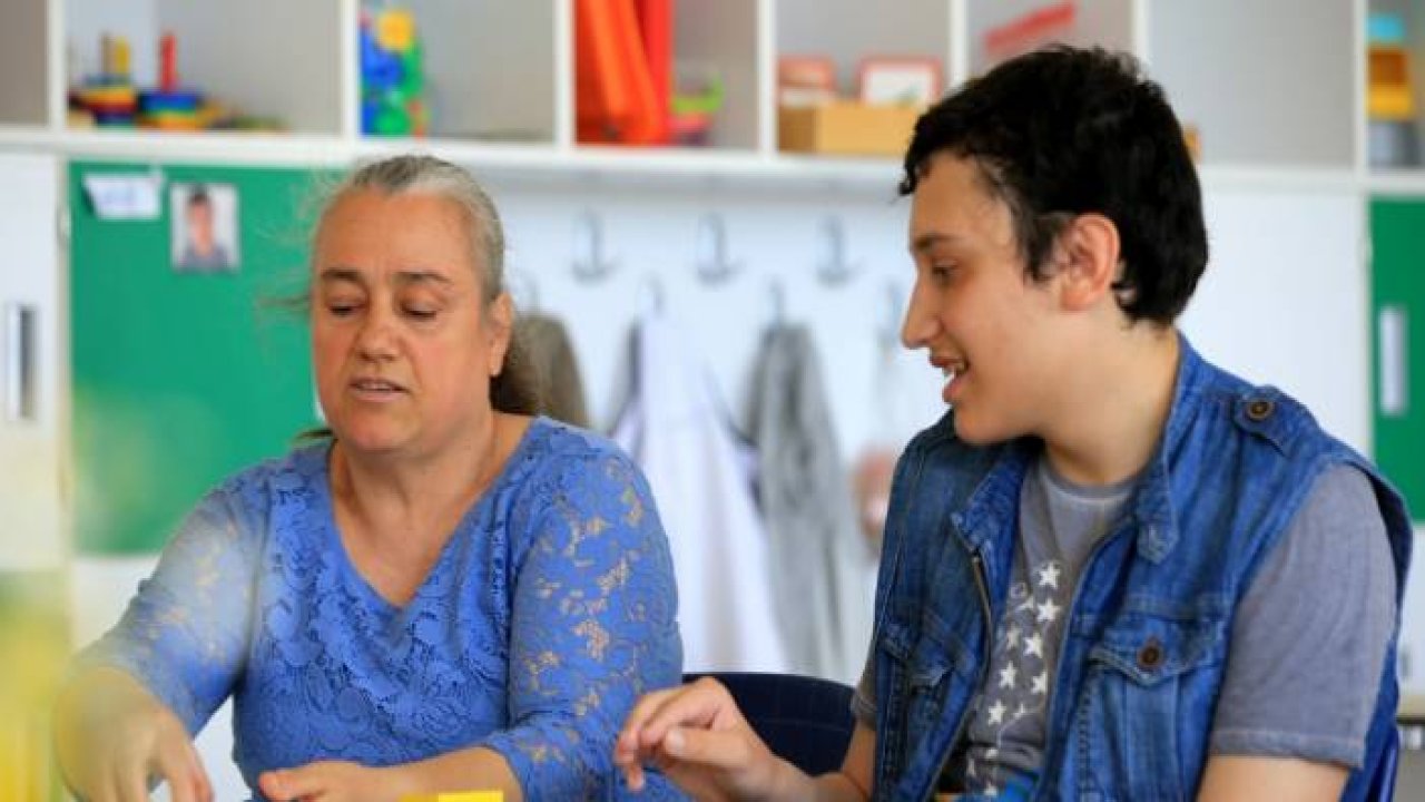 Evlat edindiği otizmli çocuğa 16 yıldır şefkatle bakıyor