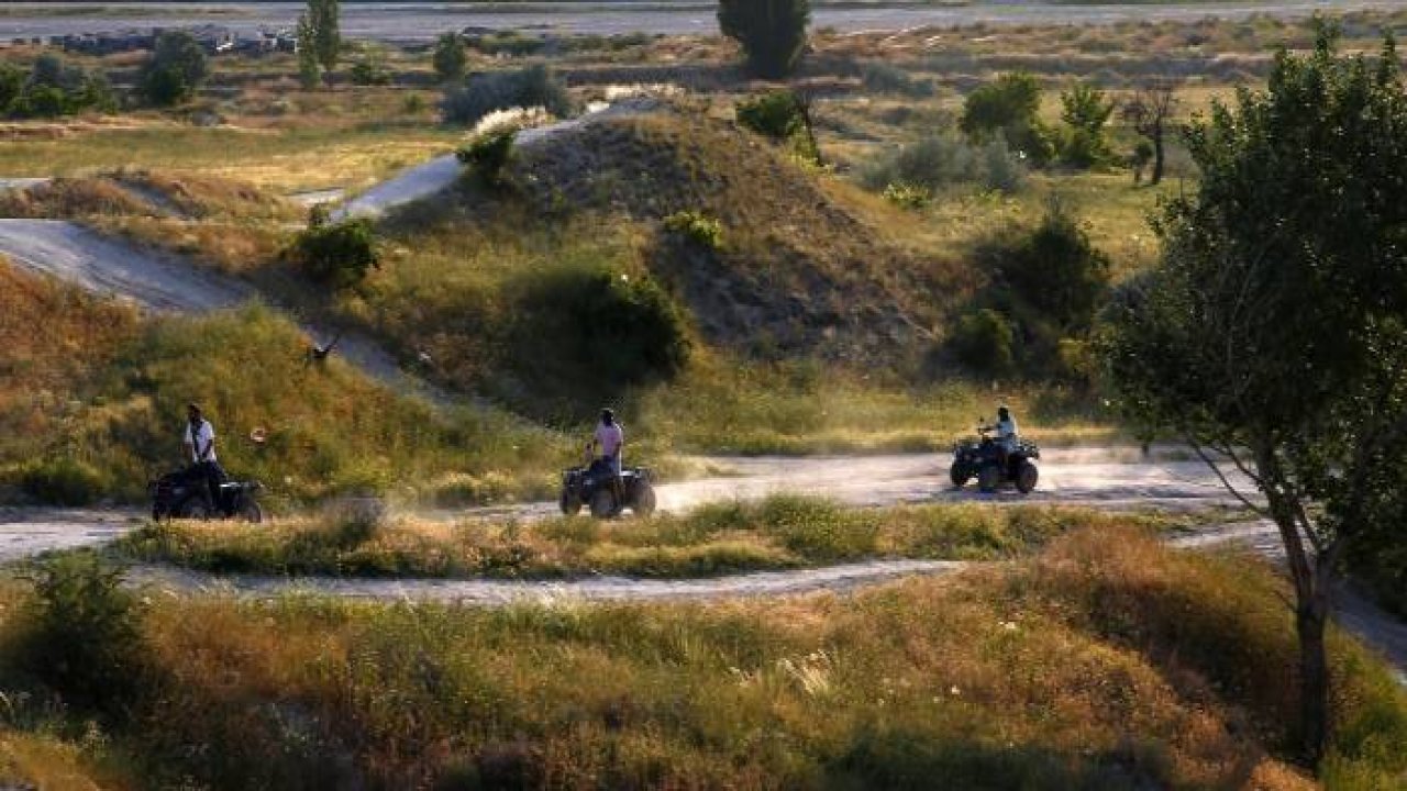 Kapadokya'da gün batımında ATV safari