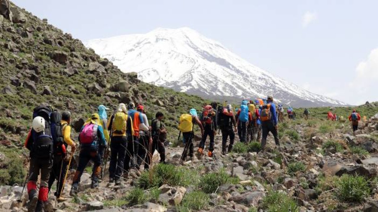 Ağrı Dağı karlı zirvesiyle dağcı kafileleri ağırlıyor