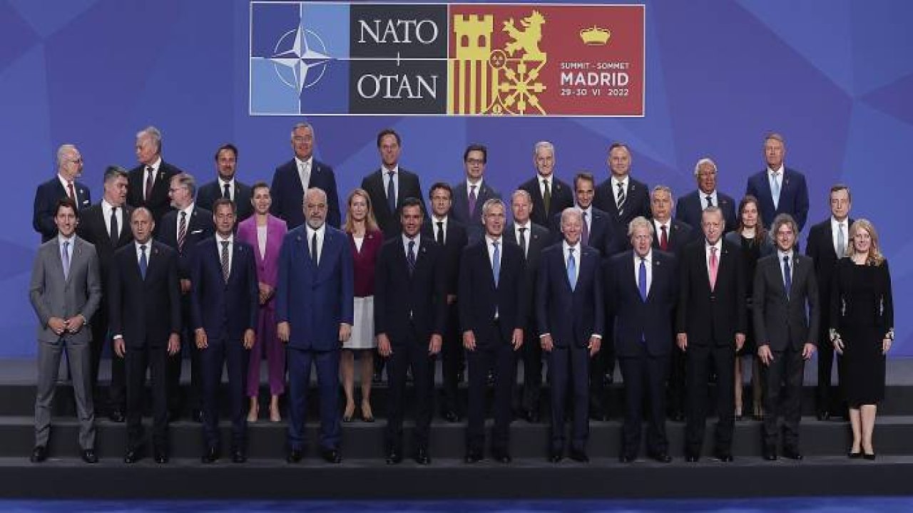 Cumhurbaşkanı Erdoğan, NATO Liderler Zirvesi'nde aile fotoğrafı çekimine katıldı