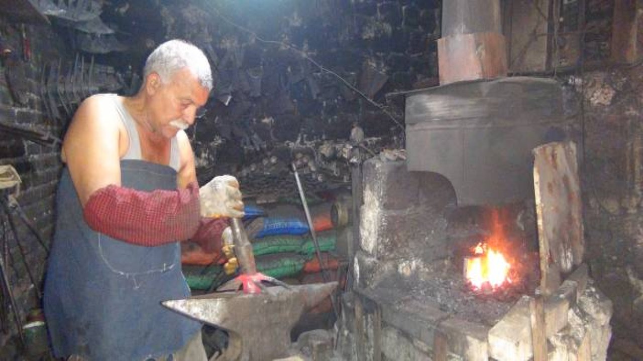 80 derecede dededen toruna demircilik mesleğini yaşatıyorlar