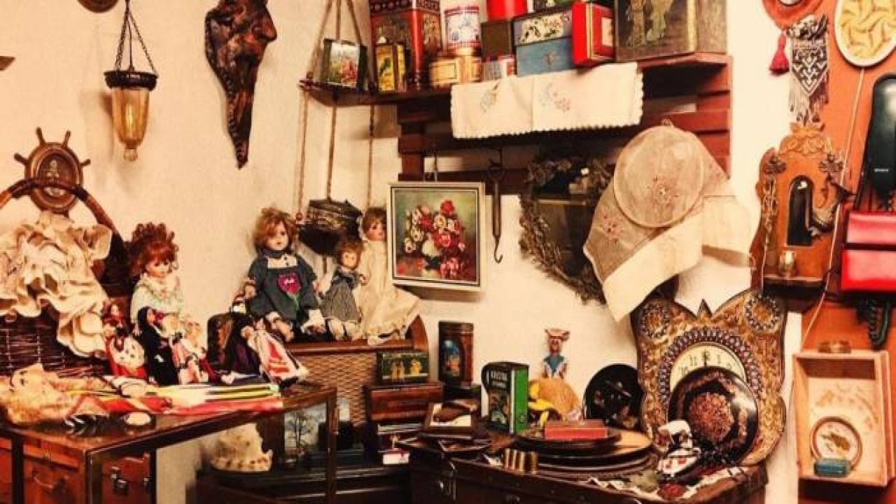 20 yıldır biriktirdiği eşyalarla eskici kafe açtı