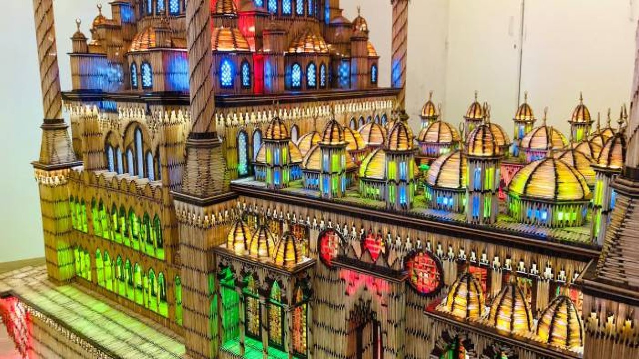 Kibrit çöpü ile dev cami maketi yaptı