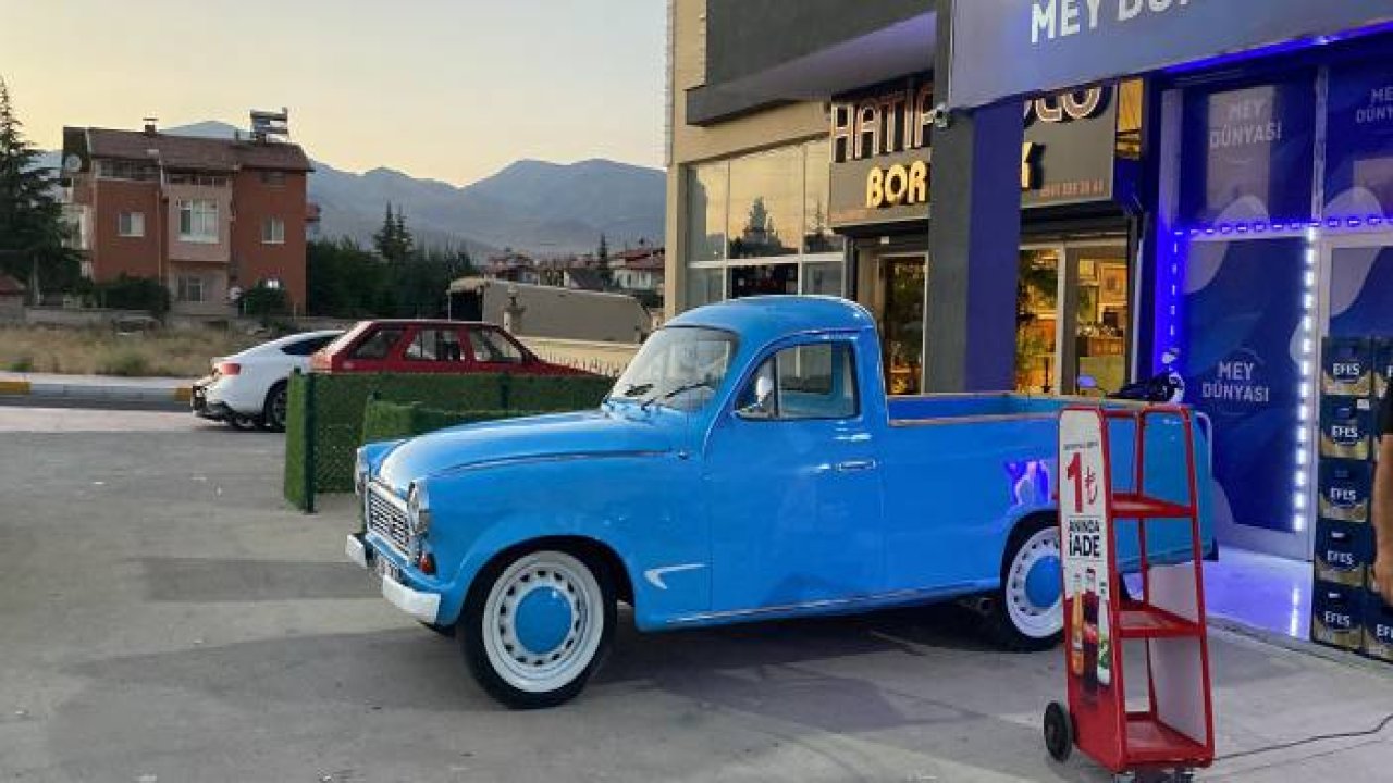 1964 model kamyonet alıcısını bekliyor