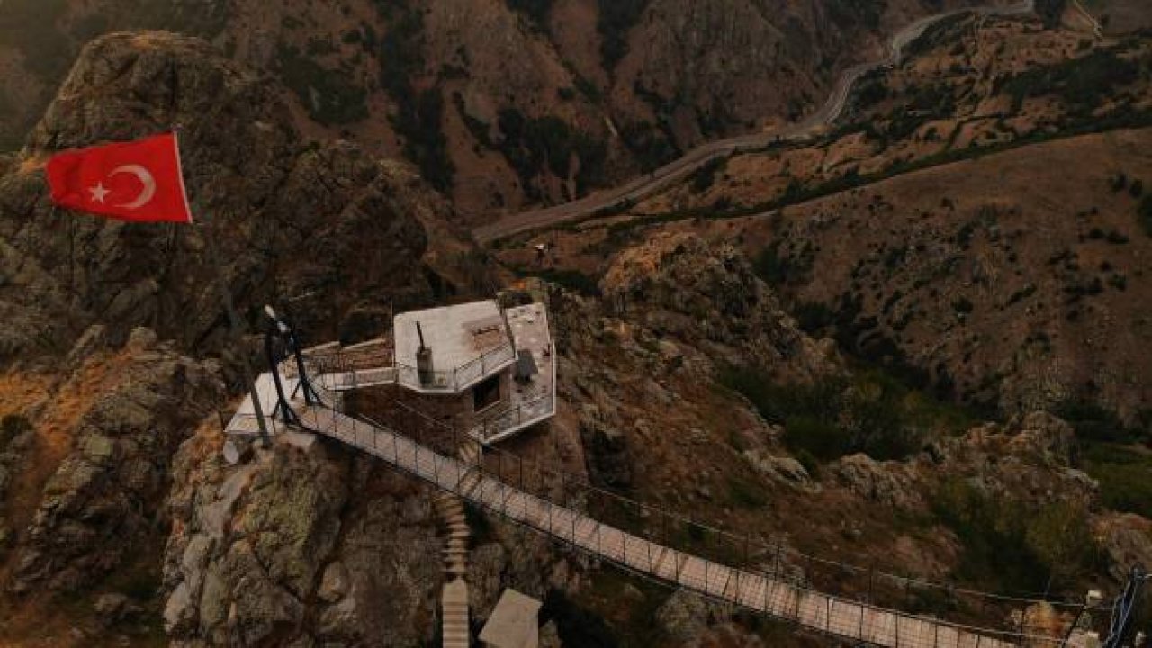 İstanbul’un stresinden kurtulmak için dağ evinde asma köprüyle seyir terası oluşturdu