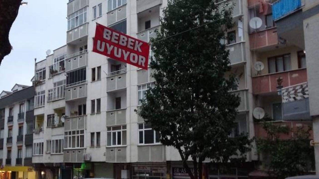 Araç gürültüsünden uyuyamayan bebeği için caddeye "Bebek uyuyor" afişi astı