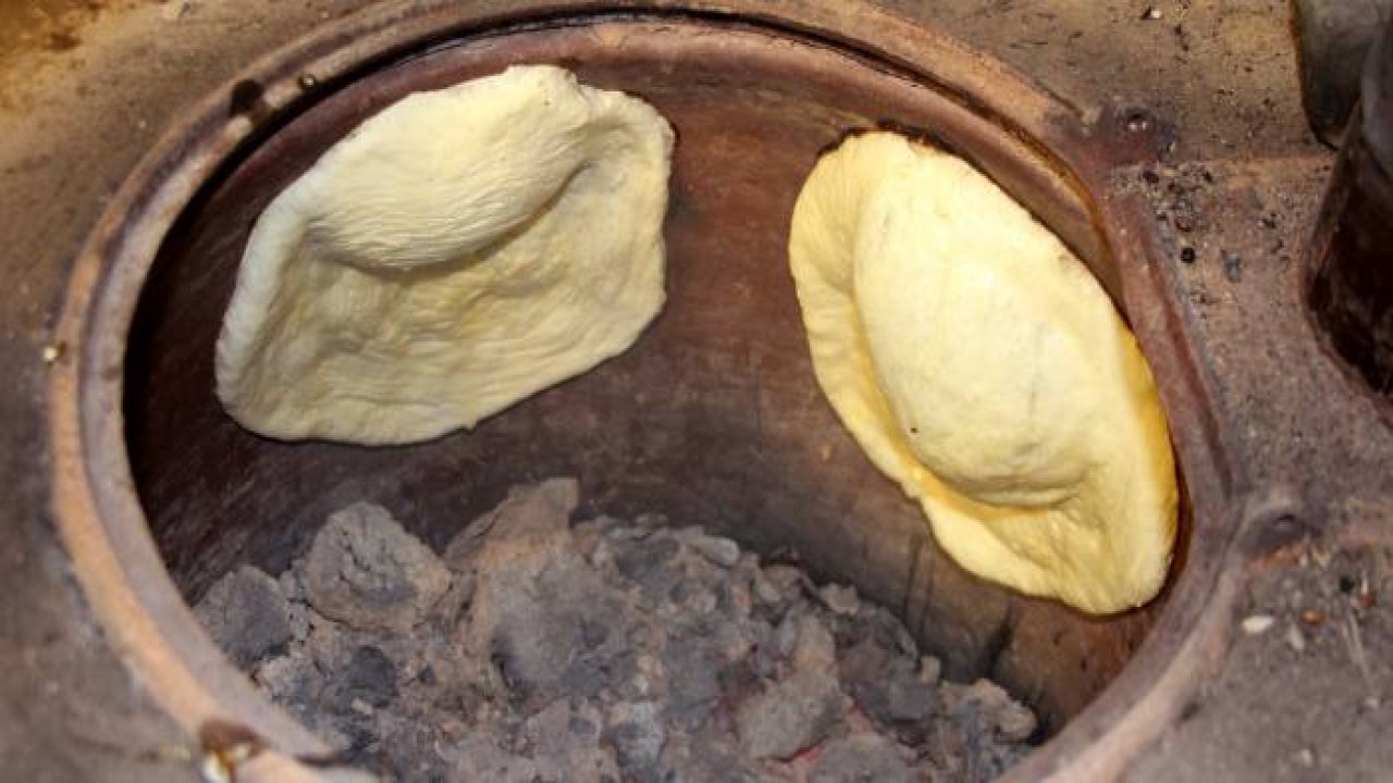 Tezek ateşinde pişen bu ekmek, bayatlamadan 1 yıl tüketilebiliyor