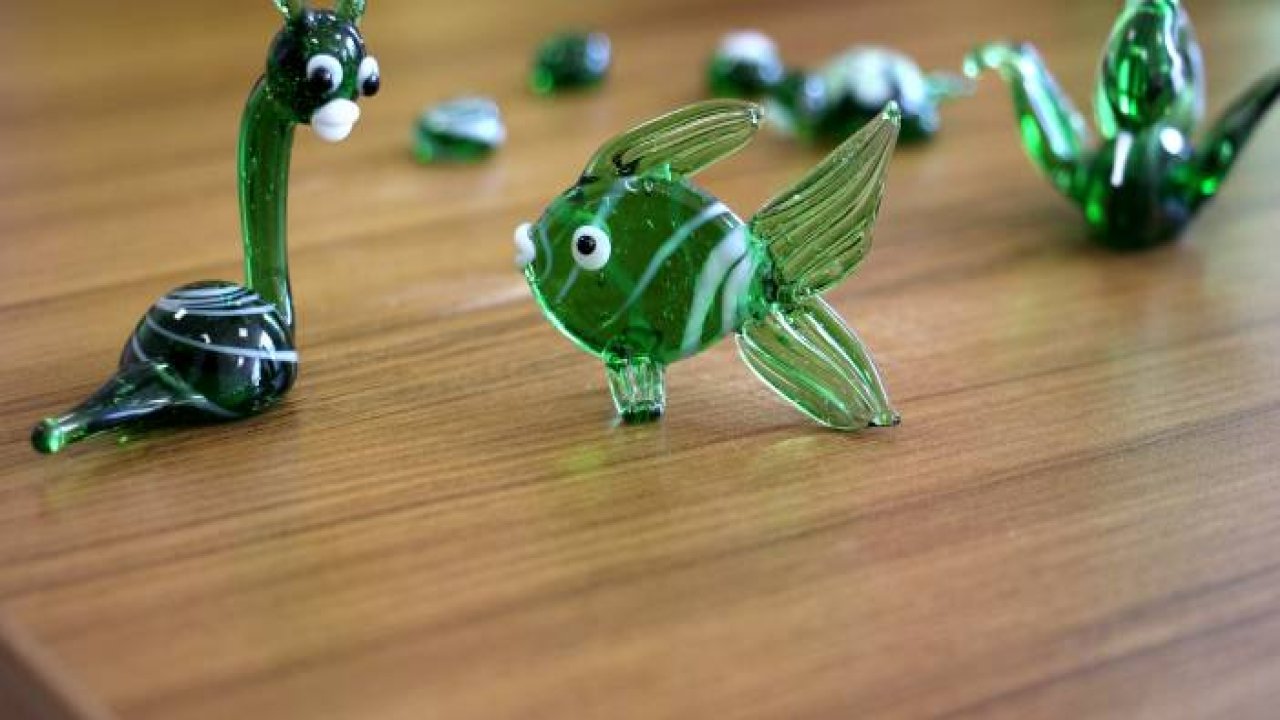 Atık soda şişeleri yüksek ısıda sanat eserine dönüşüyor