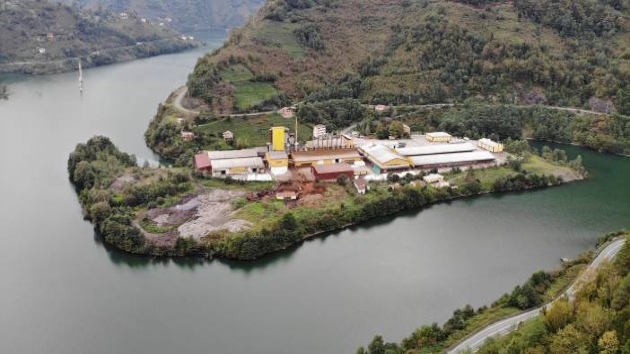 Artvin’de etrafı sularla çevrili çay fabrikası ilgi çekiyor