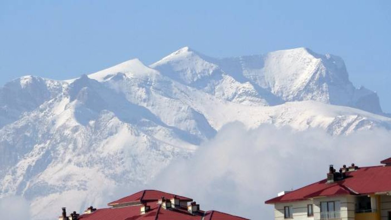 Yüksekova’da havanın soğumasıyla araçların camları buz tuttu
