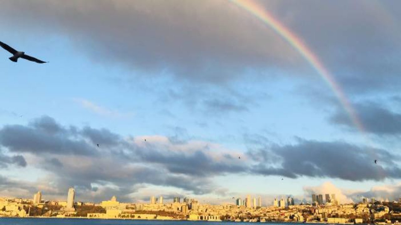 İstanbul Boğazında ortaya çıkan gökkuşağı masalsı görüntüler oluşturdu