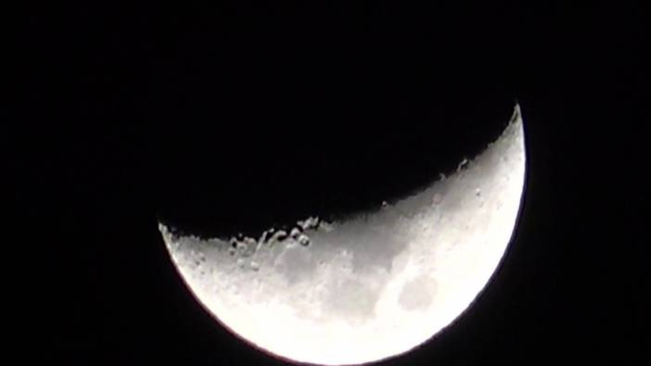 Yüksekova’da kartpostallık 'yarım ay' manzarası