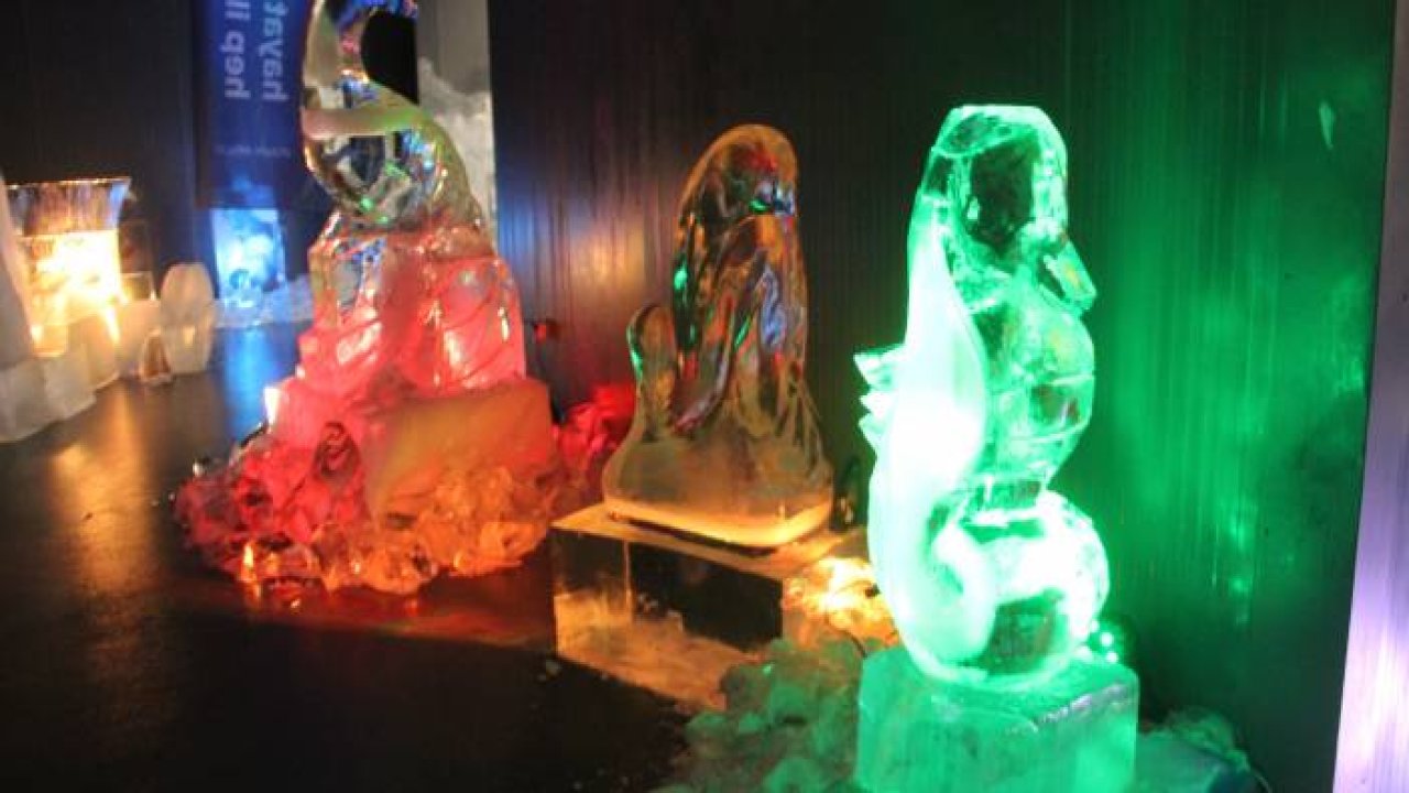 Buzu yontarak heykel yapıyorlar