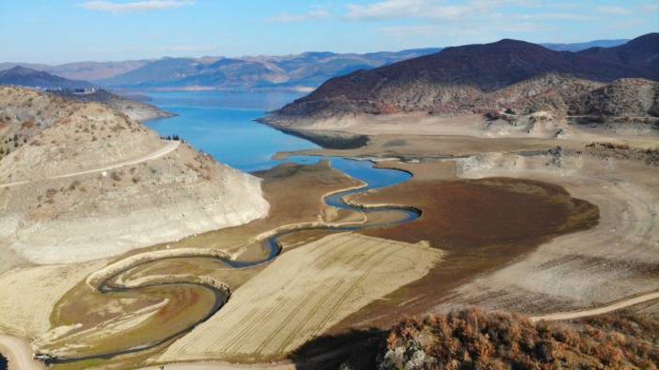 Barajda sular çekildi, toprakta derin çatlaklar oluştu