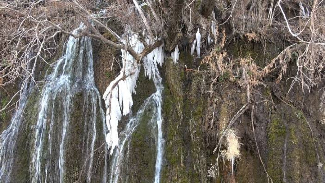 Arpet Şelalesi kısmen buz tuttu