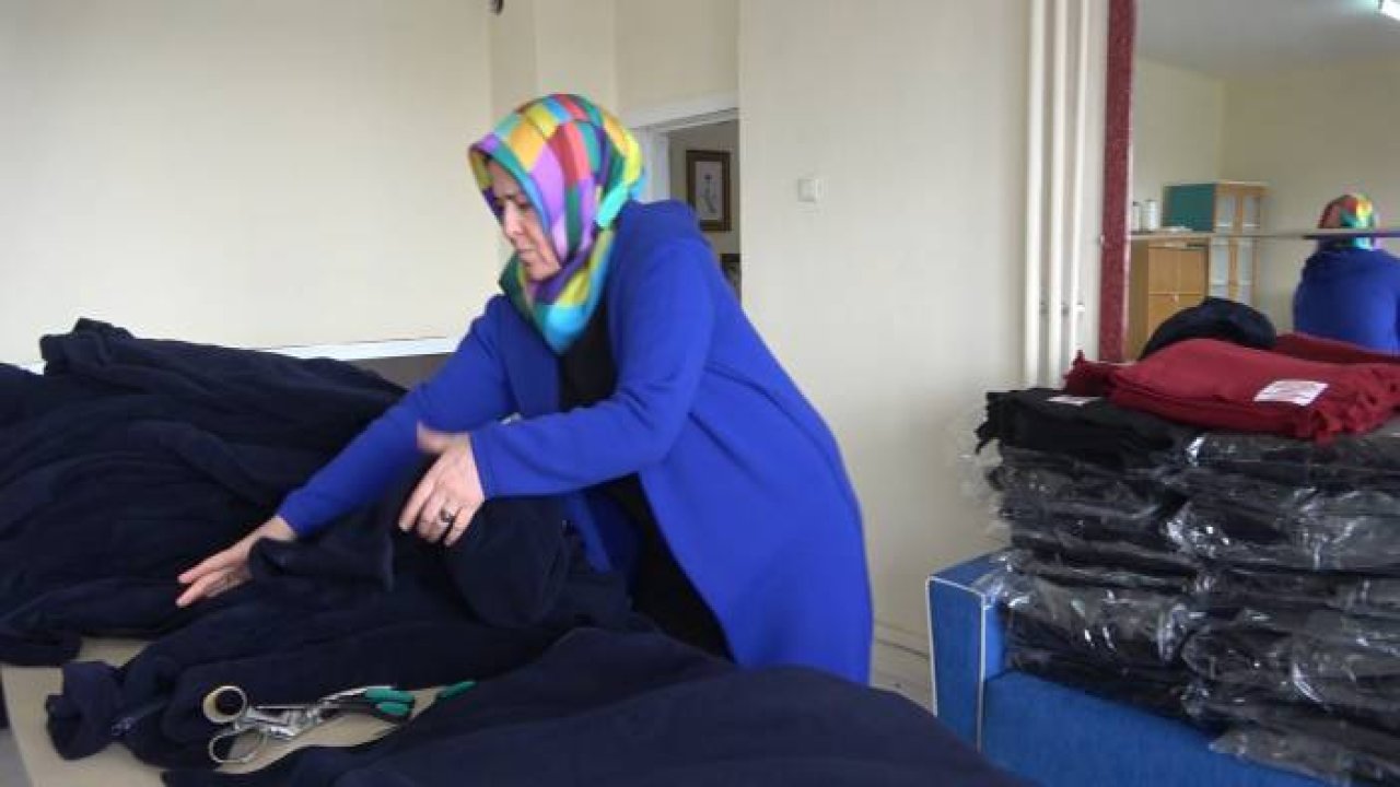 Gönüllüler depremzedeler için kışlık kıyafet ve battaniye üretiyor
