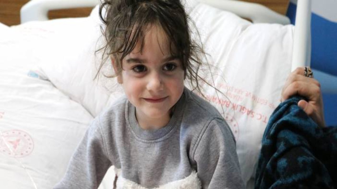 AFAD'ın kurtardığı minik Derin, gülüşüyle yürekleri ısıtıyor