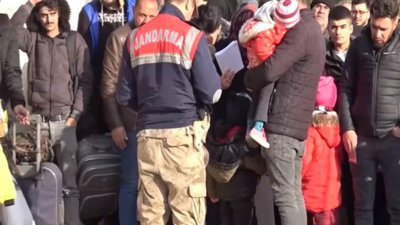 Depremlerden dolayı Suriyeliler ülkelerine dönüyor