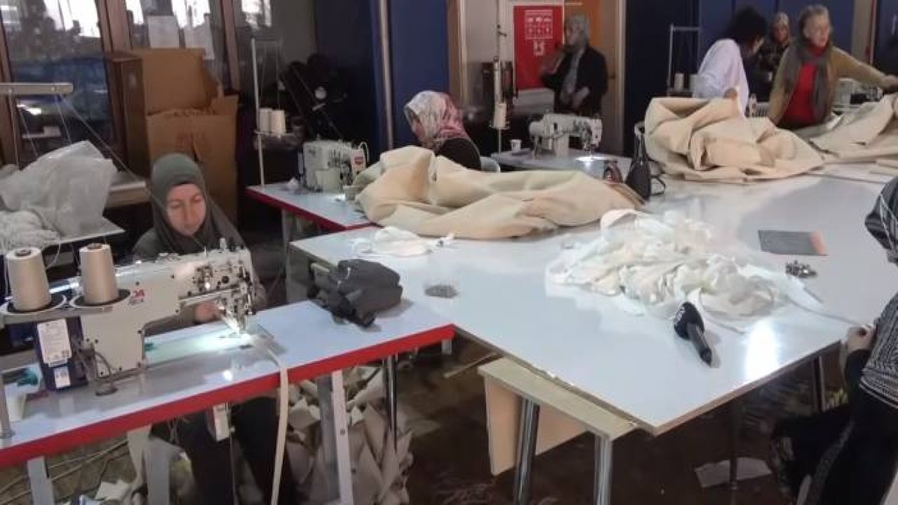 Okulu fabrikaya çevirdiler, günde 50 çadır üretiyorlar