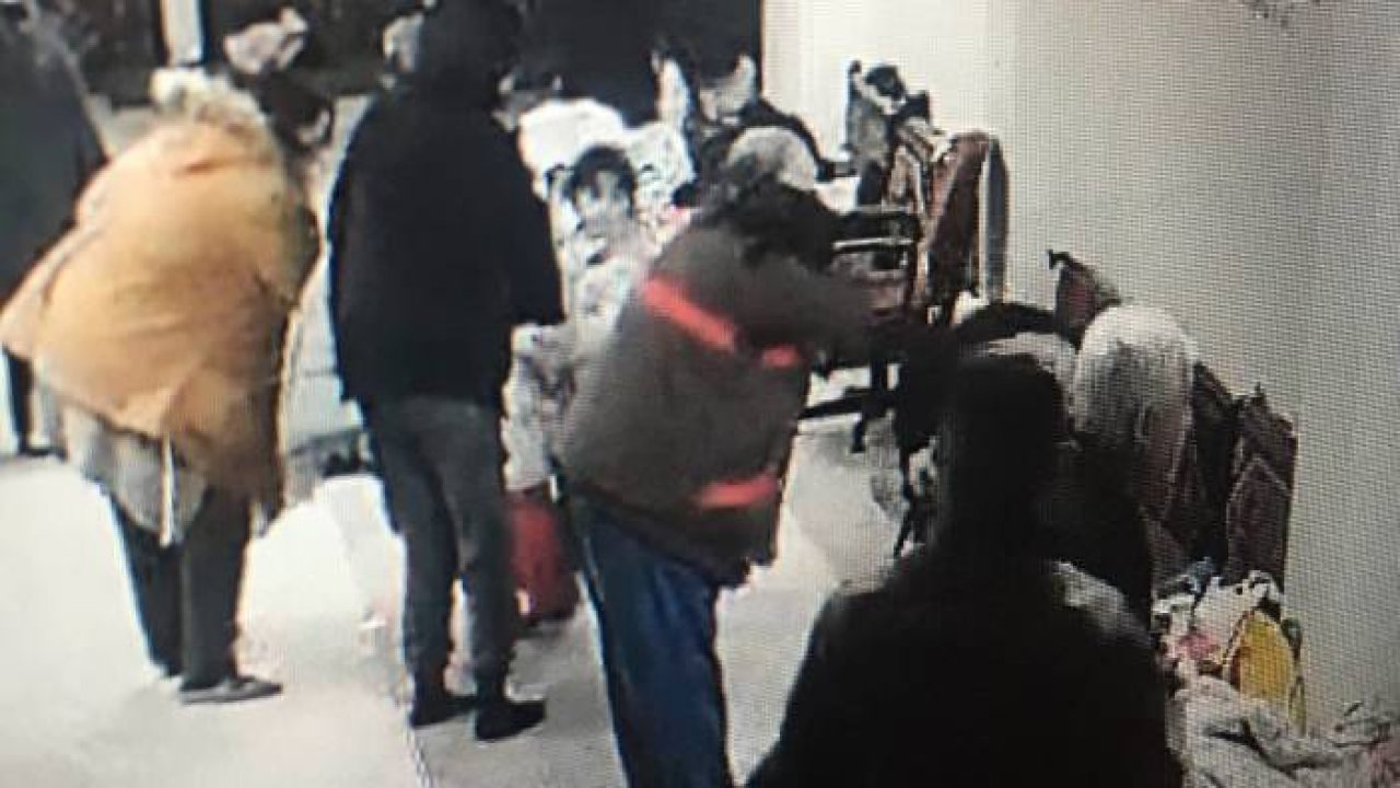 Depremde yaşlı adamın kedisini kurtarma anı yürekleri ısıttı