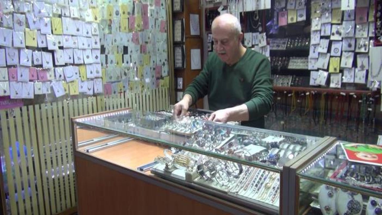Eski altın ve gümüş takılar ellerinde yeniden hayat buluyor