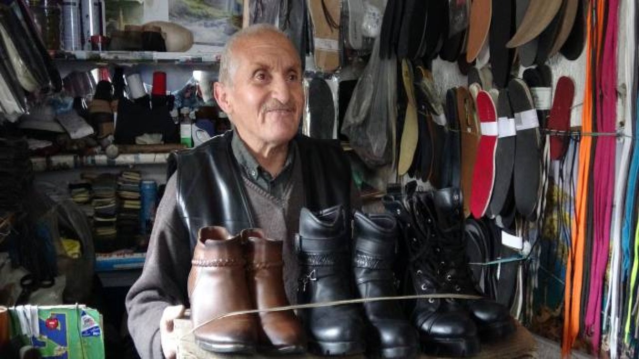 Çöpe atılan ayakkabıları tamir edip ihtiyaç sahiplerine veriyor