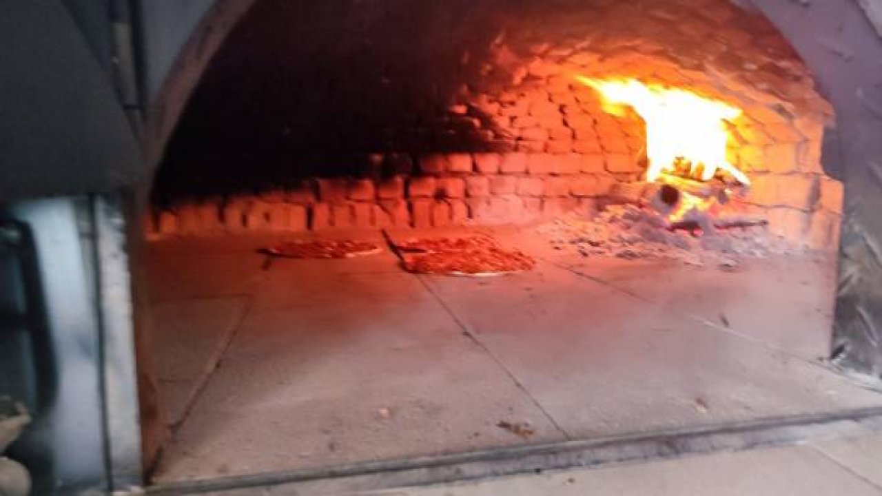 250 yıllık tuğlalardan geleneksel fırın yaptı