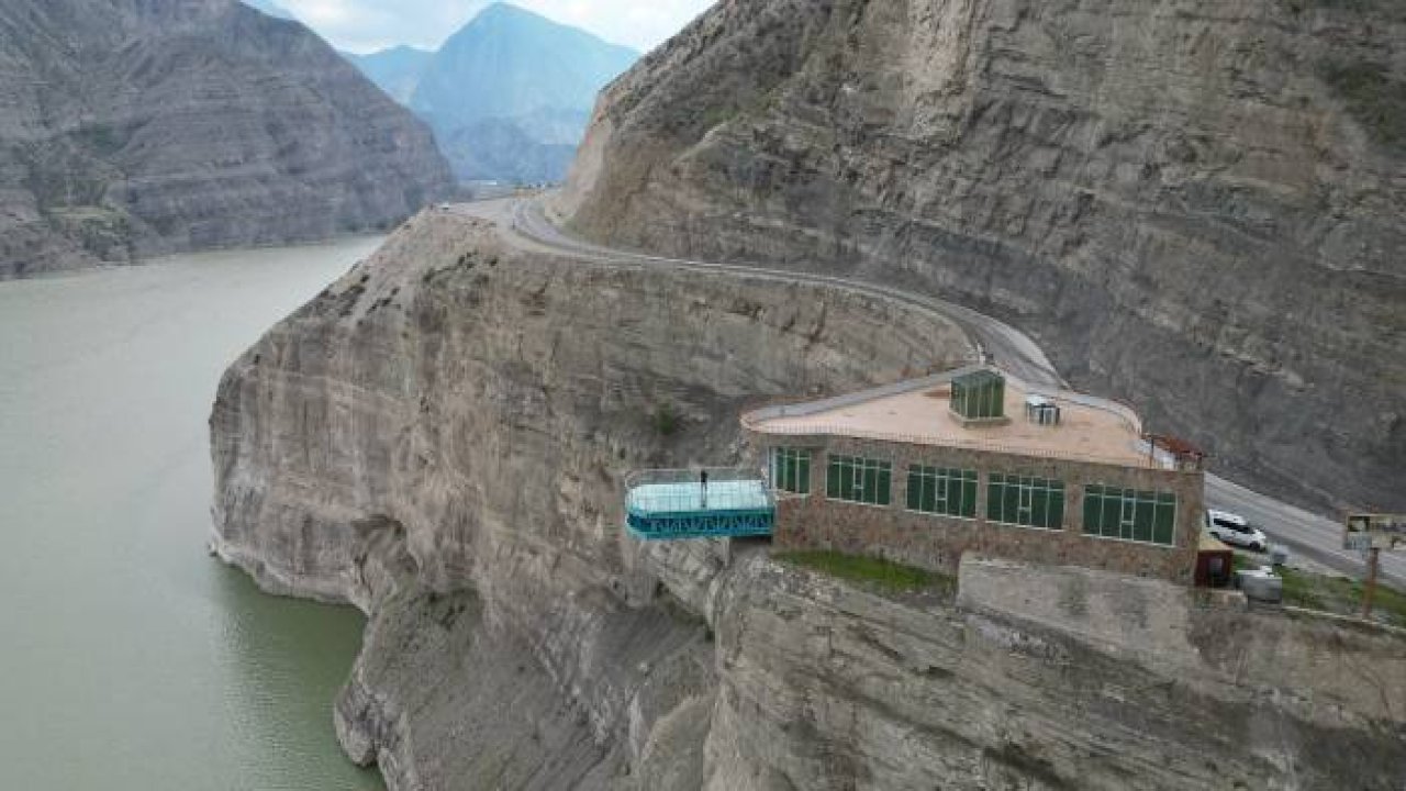 Türkiye'nin göl tabanlı en uzun ve en geniş cam terası ziyaretçilerini ağırlıyor