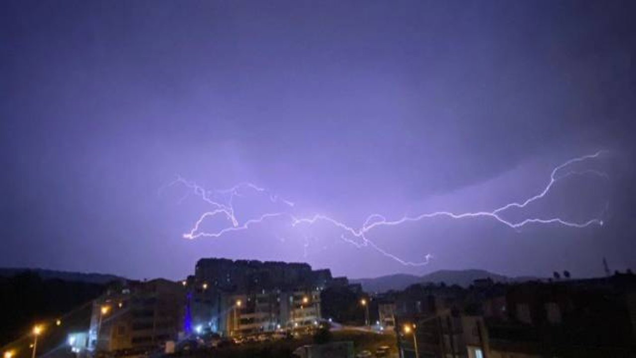 Bursa'da şimşekler geceyi böyle aydınlattı