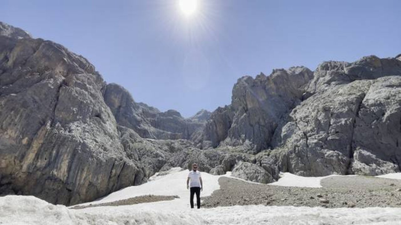 Temmuz ayında karlı yamaçları tırmandılar