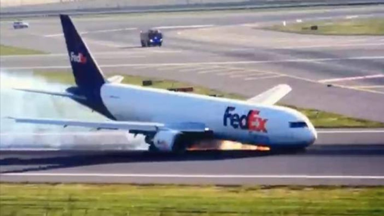 Ön iniş takımı arızalanan kargo uçağı gövde üzerine iniş yaptı