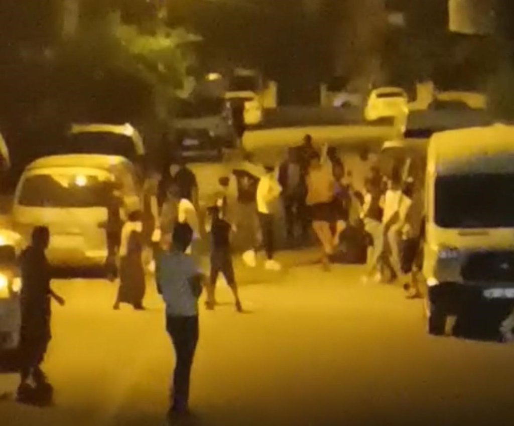 Kılıç ve demir sopalı kavga (TIKLA-İZLE)