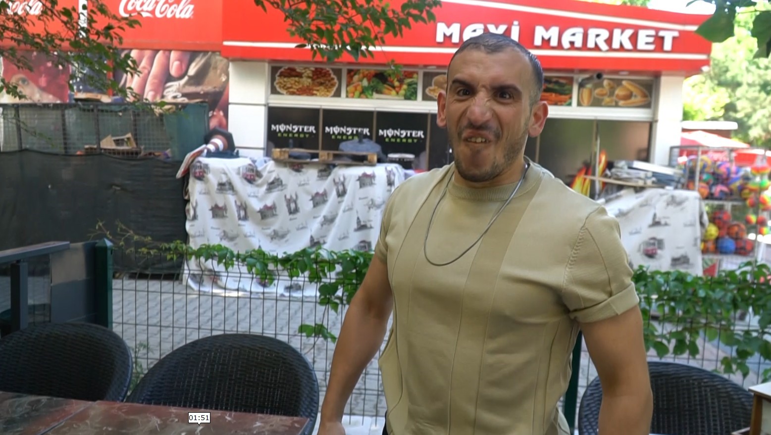 Görenler şaşırıyor müşterilerini kapıda havlayarak karşılıyor