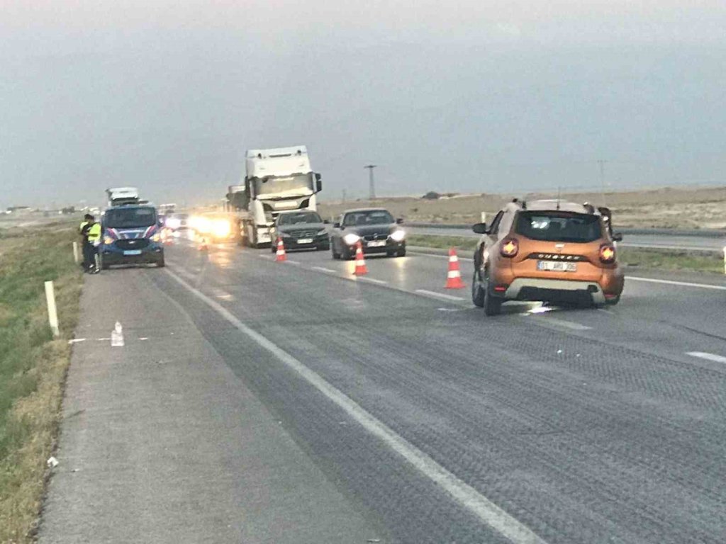 Konya'da yoldan çıkan otomobil karşı şeride geçti!