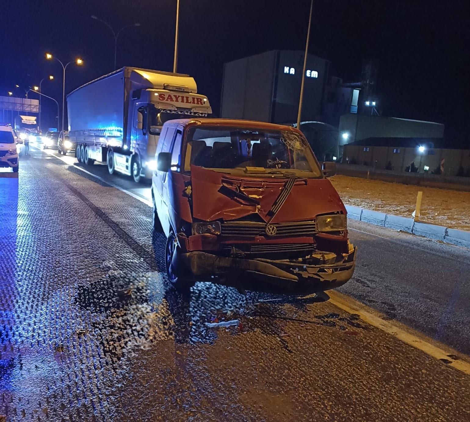 Konya'da kamyonet tıra çarptı!