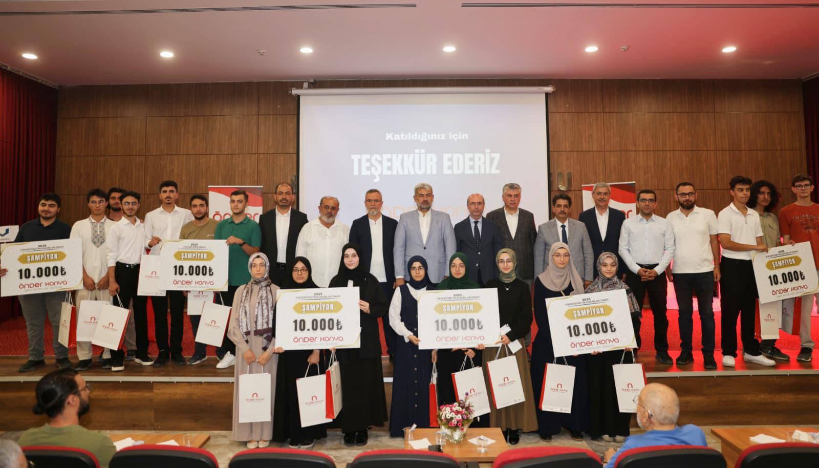 Konya'da başarılı öğrenciler için ödül töreni düzenledi