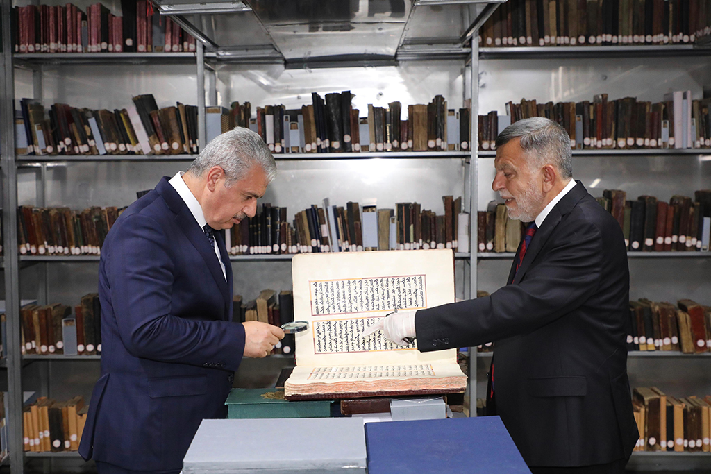 Vali Akın nadide eserlerin bulunduğu kütüphaneyi ziyaret etti