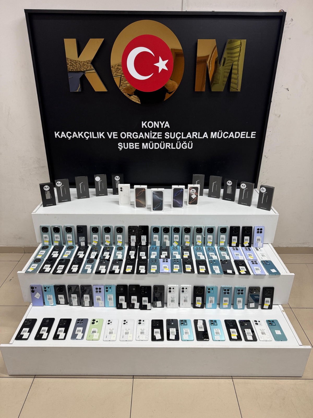 Konya'da milyonluk kaçak telefon operasyonu