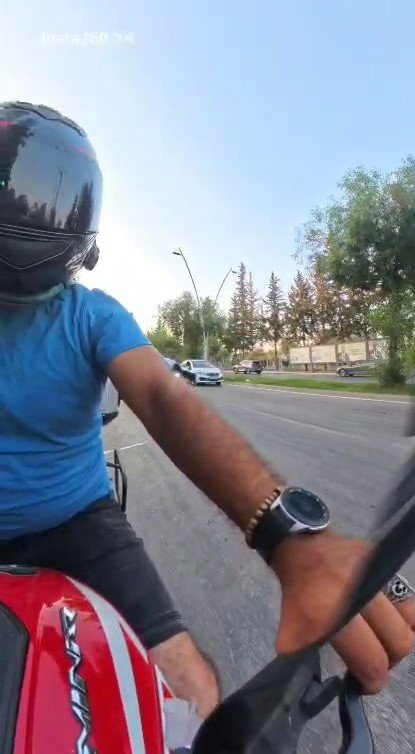 Düğün aracından para almak için metrelerce koştu, kaputa atladı