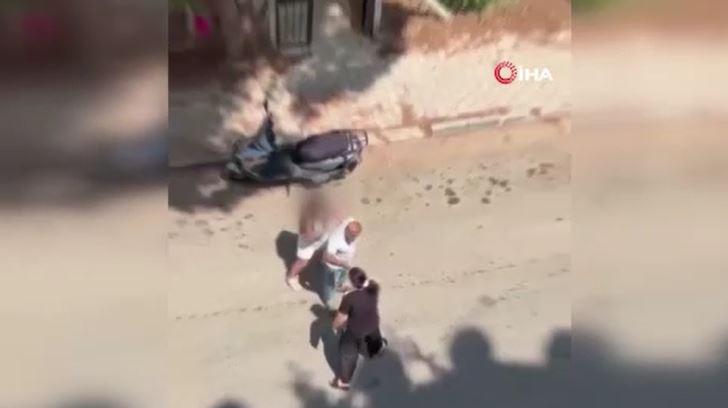 Sinir krizi geçiren kadın kızını bıçakla kovaladı, o anlar kamerada