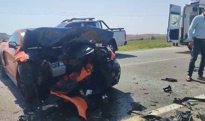 Otomobiller kafa kafaya çarpıştı